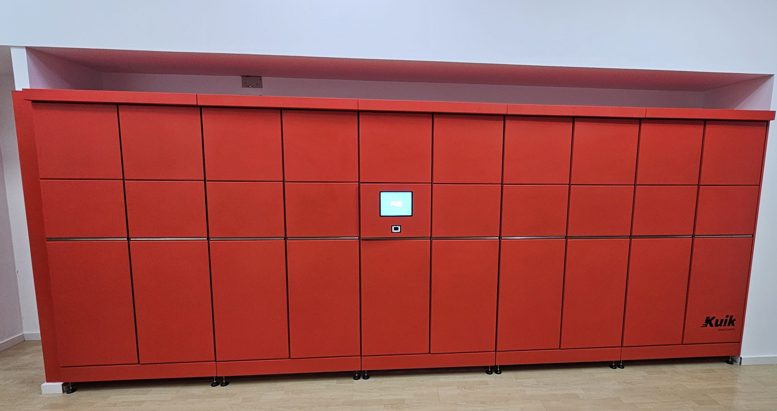 Instalación de consignas inteligentes BTV Kuik sin llave para custodia de mochilas en albergues