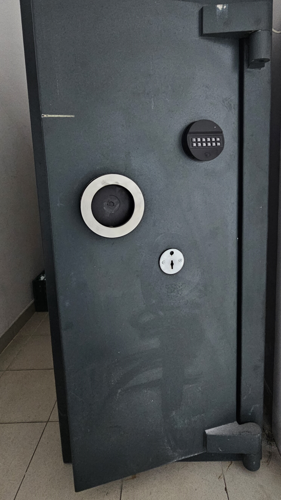 Caja fuerte Baussa de alta seguridad tras actualización retrofitting a cerradura electrónica Tecnosicurezza Pulse