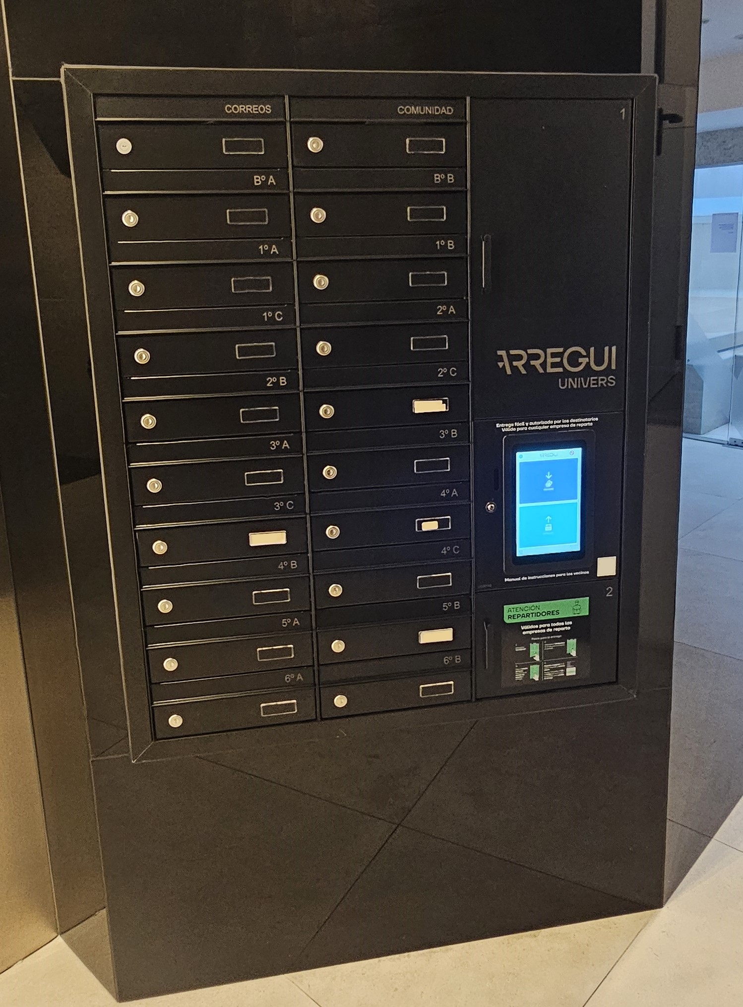 Instalación de buzones inteligentes y taquillas electrónicas Arregui Univers en portal