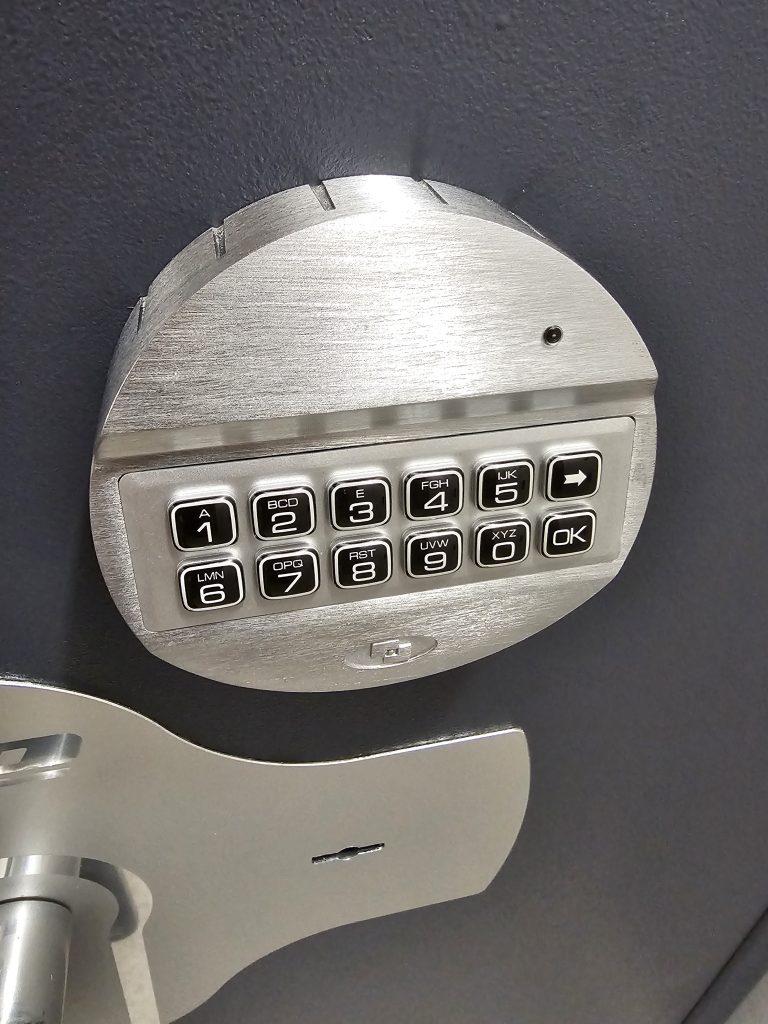 Cerradura electrónica homologada Tecnosicurezza Pulse en puerta de caja fuerte de alta seguridad de Cerrajería Remavi